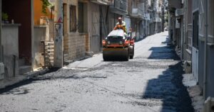 İzmir Bornova Belediye Başkanı Ömer Eşki, Çamdibi bölgesinde yürütülen büyük asfalt