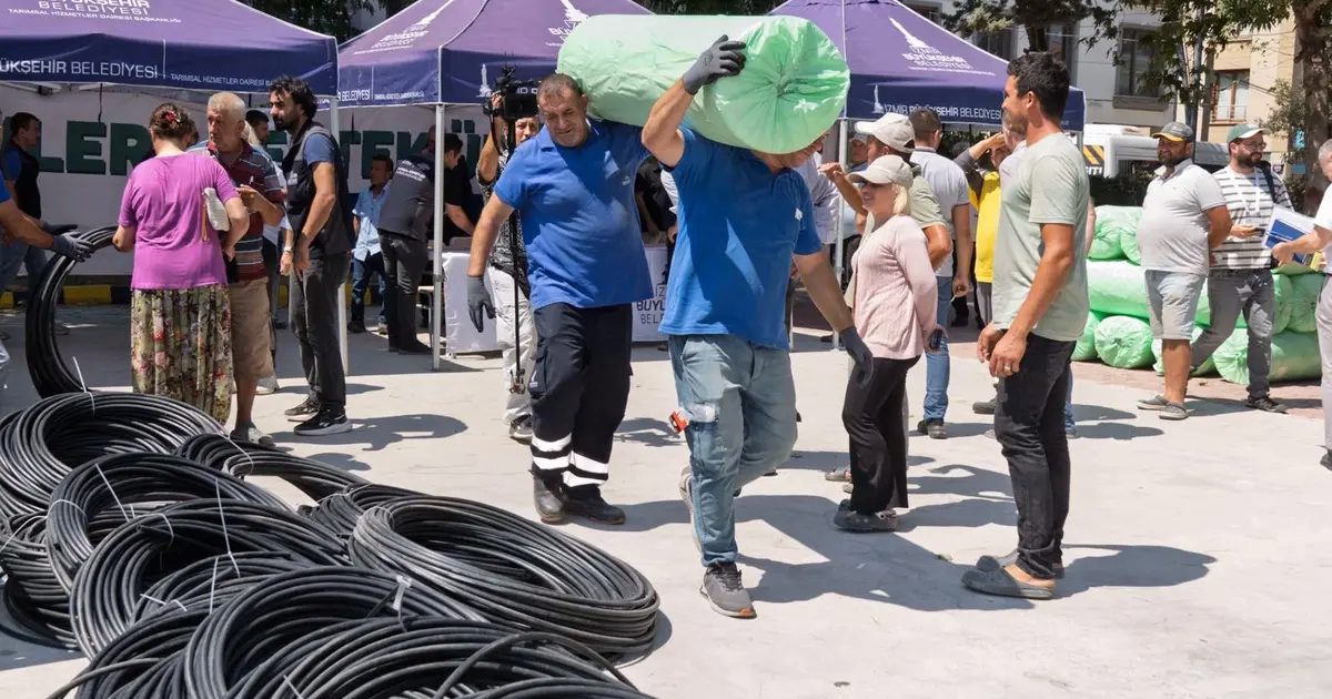 İzmir Büyükşehir’den domates ve çilek üreticisine iklim zırhı