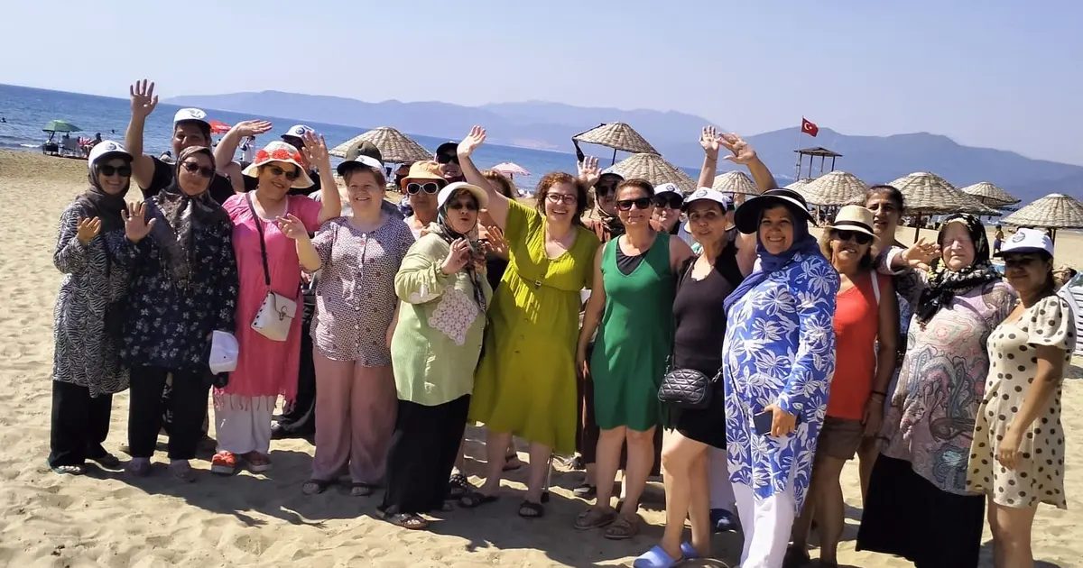 İzmir Karabağlarlı kadınlara Pamucak’ta deniz keyfi
