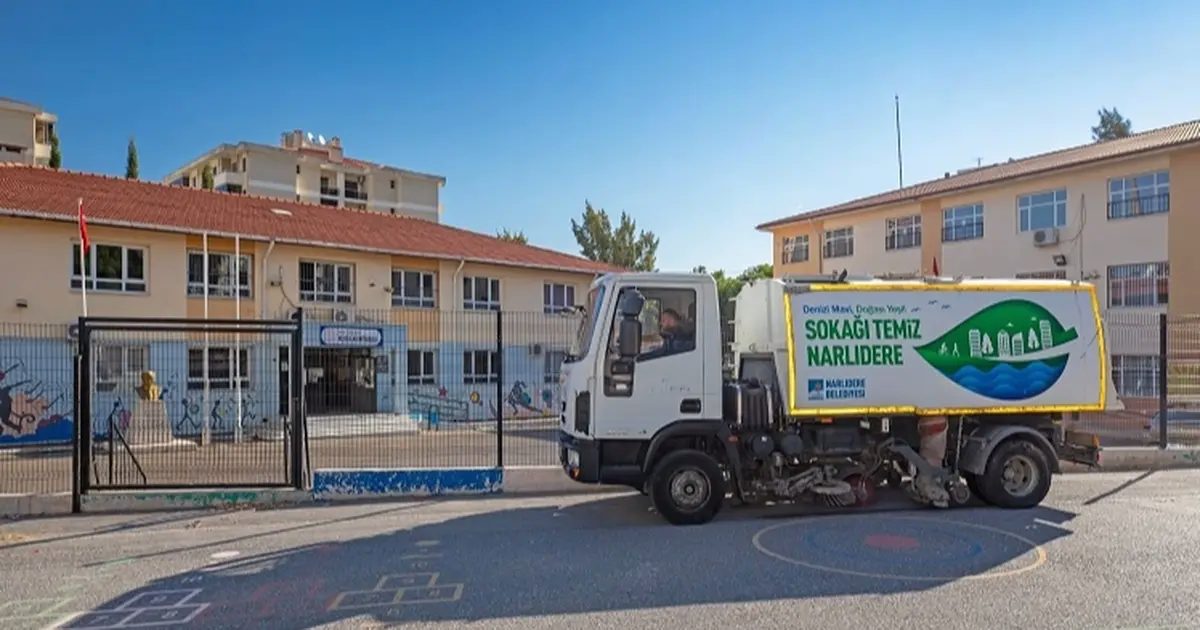 İzmir Narlıdere’de okul bahçelerine temizlik