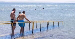 İzmir Büyükşehir Belediyesi, yaz aylarında farklı engel gruplarından yurttaşları denizle