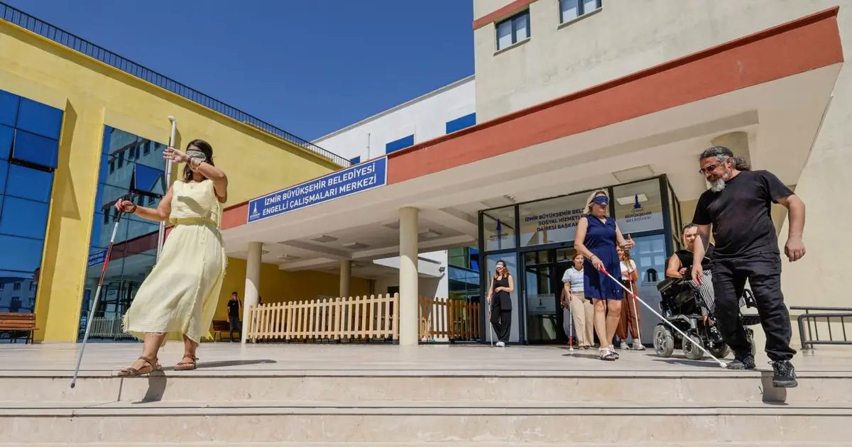 İzmir’de görme engellilere rehberlik edecek personele özel eğitim
