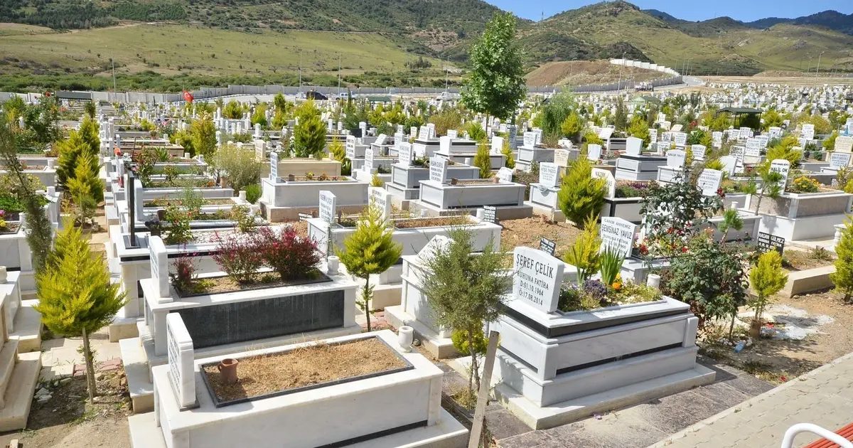 İzmir’de mezarlıklarda yeni dönem… Mezar yapımına standart geliyor