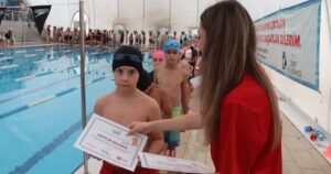 İzmit Belediyesi'nin çocukları sporla buluşturduğu “Yüzme Bilmeyen Kalmasın” projesinde 1235