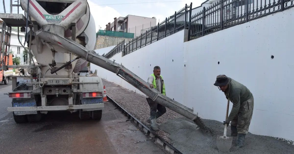 Kocaeli İzmit Belediyesi’nden Tüysüzler’e beton kaldırım