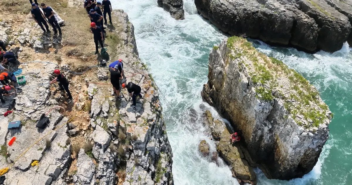 Kocaeli’de kayalıklarda mahsur kaldı, imdadına Büyükşehir İtfaiyesi yetişti