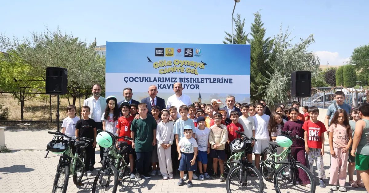 Konya’da çocuklara bisiklet sevinci