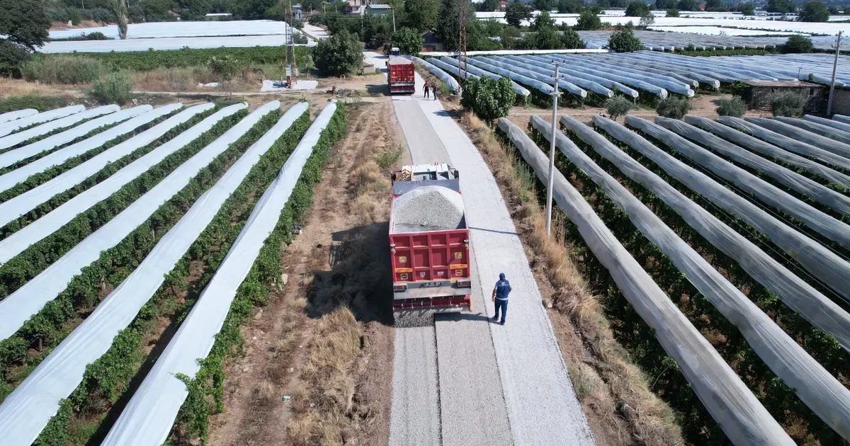 Manisa Sarıgöl’de hasat öncesi yollar yenileniyor