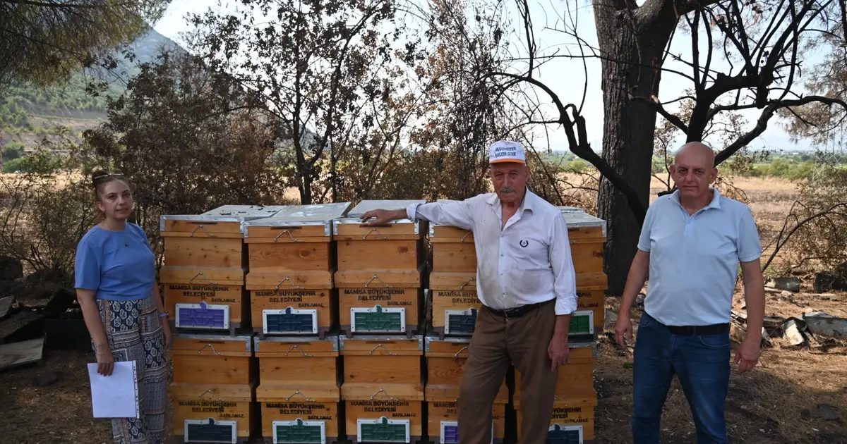 Manisa’da yangında kovanları zarar gören arıcıya Büyükşehir desteği