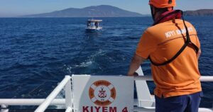 Marmara Adası açıklarında makine arızası nedeniyle sürüklenen, içinde 2 kişinin