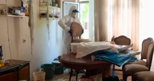 Yıldırım Belediyesi ekipleri, Vatan Mahallesi'ndeki bir çöp evi mahkeme kararıyla