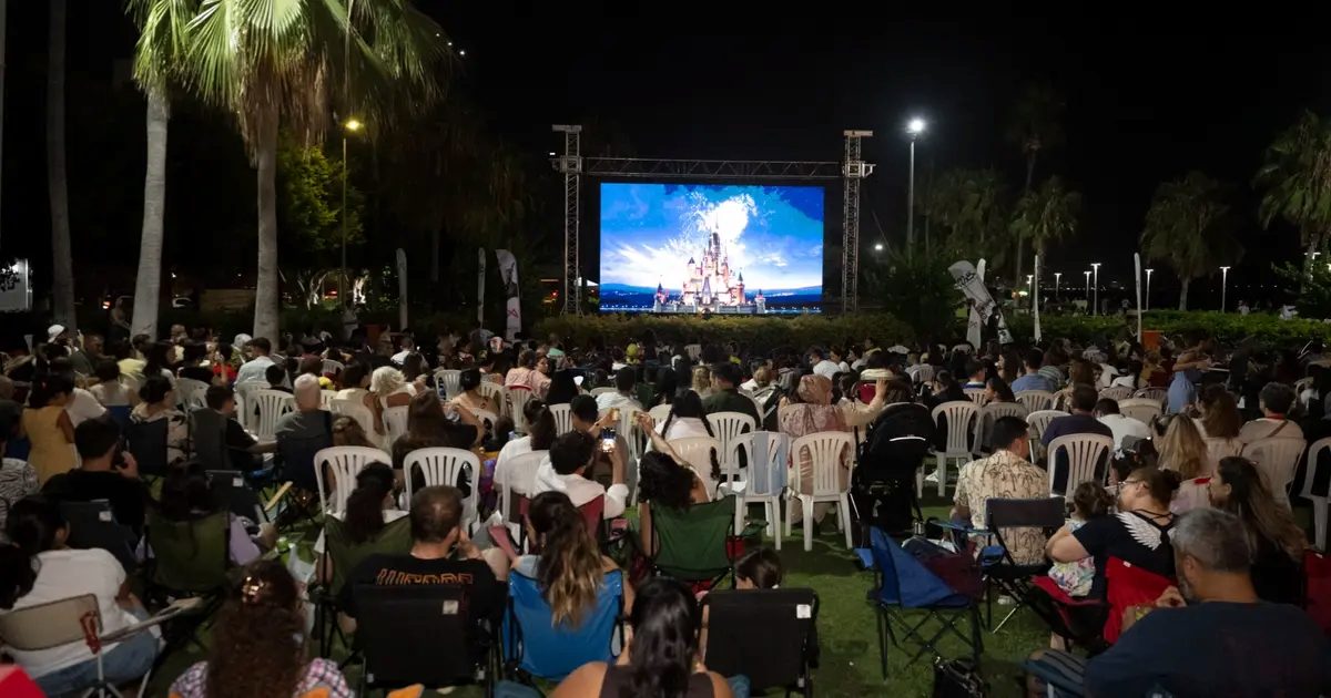 Yukarı Bak filmiyle sahilde sinema keyfi