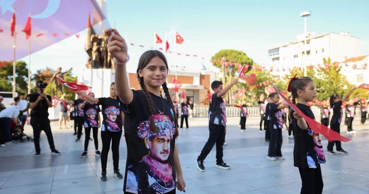 Zafer Bayramı Manisalı çocukların neşesiyle kutlandı