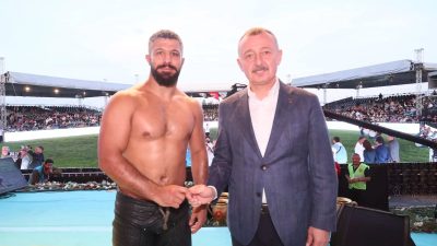 Cumhurbaşkanı Recep Tayyip Erdoğan’ın katılımıyla İstanbul’da gerçekleşen Yağlı Güreş Cumhurbaşkanlığı