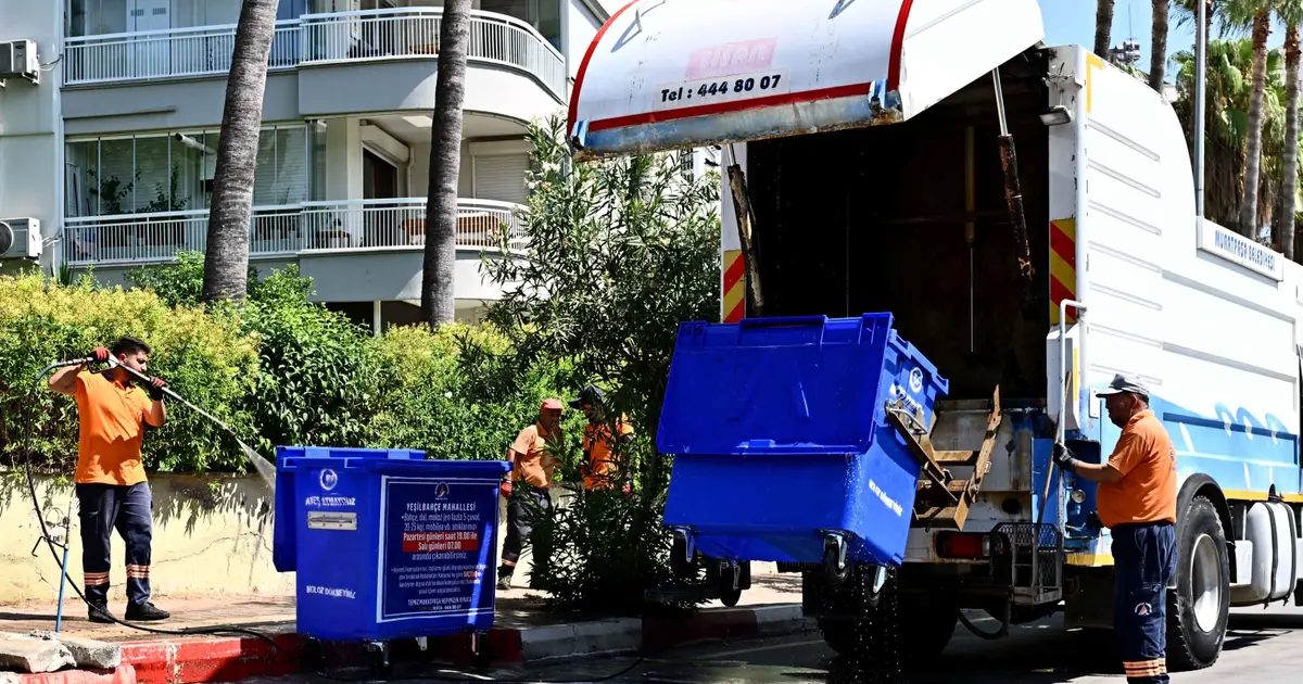 Antalya Muratpaşa’da konteynerler temizleniyor