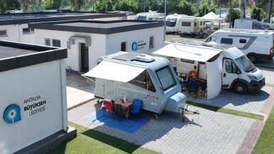 Antalya Büyükşehir Belediyesi’nin Konyaaltı’nda hizmete açtığı Karavan Park, dünya standartlarındaki