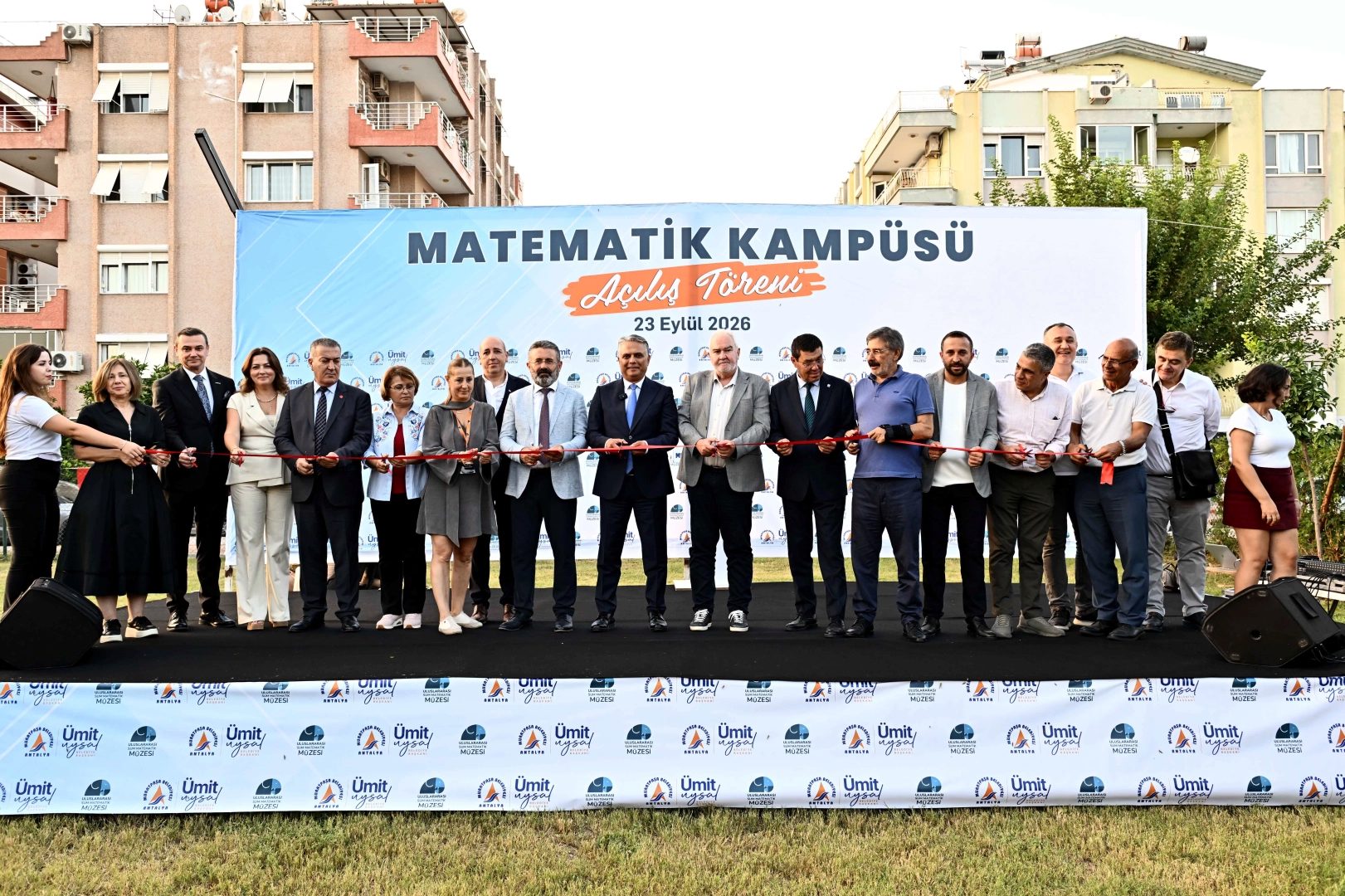 Antalya Muratpaşa Belediye Başkanı Ümit Uysal, Çağlayan Mahallesi’nde kapılarını açan