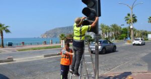 Antalya Büyükşehir Belediyesi, yeni eğitim-öğretim yılı öncesi trafik sinyalizasyon sistemleri