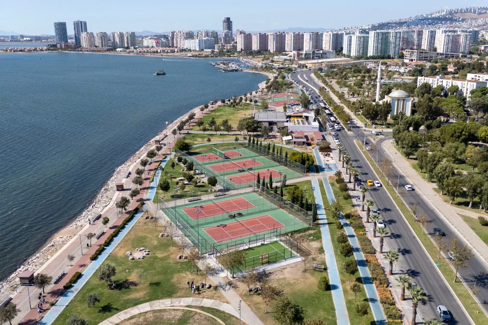 İzmir Büyükşehir Belediyesi tarafından kentteki spor tesislerinde bakım, onarım ve
