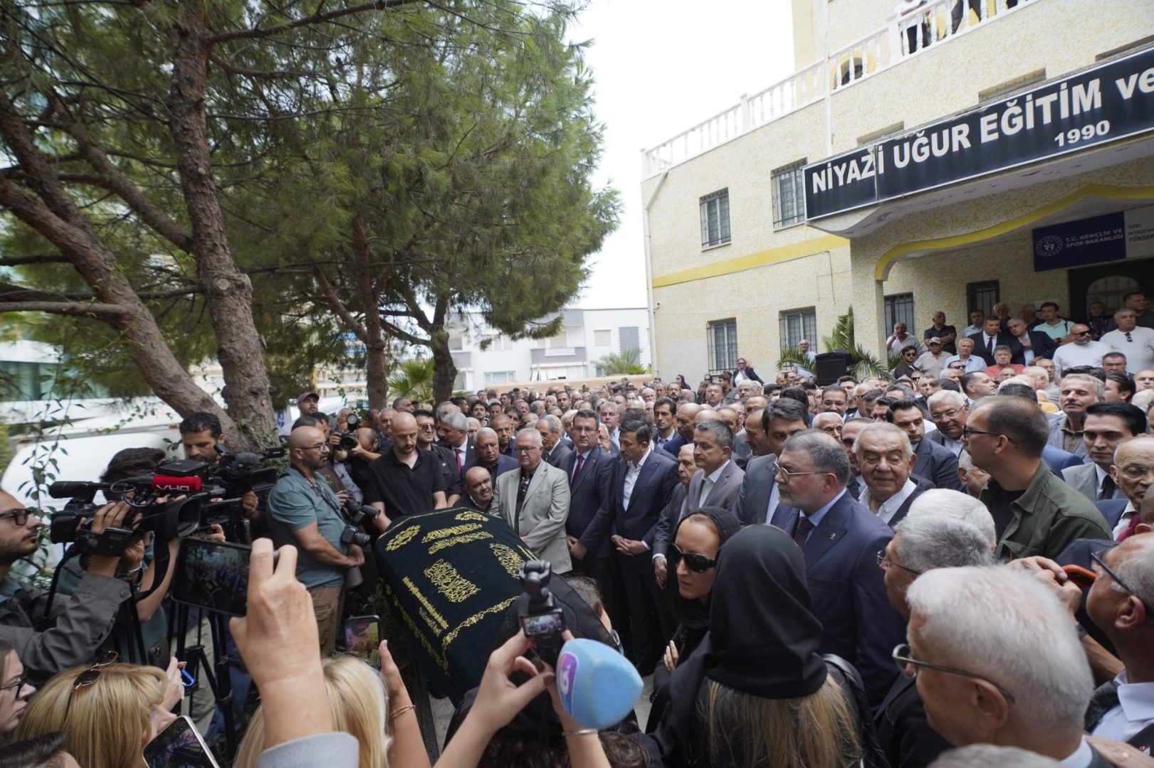 İzmir Büyükşehir Belediyesi’nde iki dönem başkanlık yapan Burhan Özfatura, 83