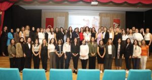Okul öncesi eğitimin temel unsurlarından biri olan öğretmenlerin mesleki gelişimini