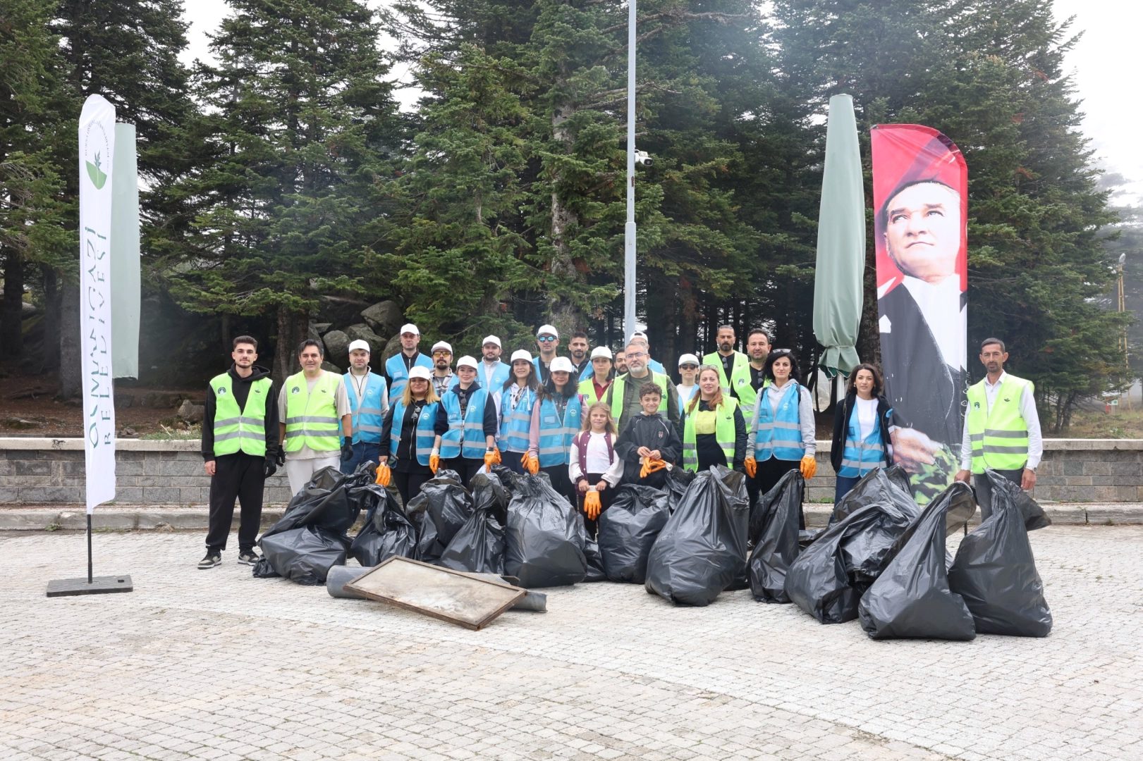 Bursa Osmangazi Belediyesi, Dünya Temizlik Günü dolayısıyla gönüllüleriyle birlikte Uludağ