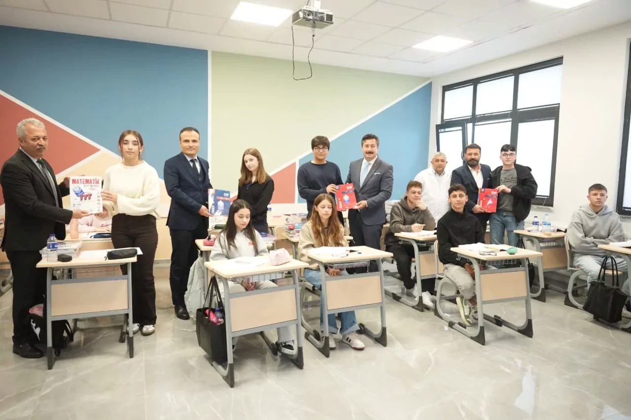 Bursa'da Yenişehir Belediyesi, üniversite hazırlık kurslarına kayıt yaptıran 120 öğrenciye
