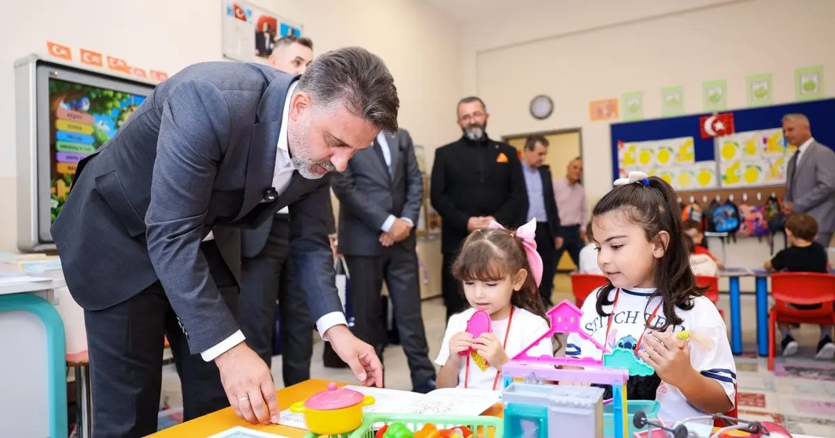 Bursa’da  Başkan Vekili Biba, öğrencilerin ilk ders heyecanına ortak oldu