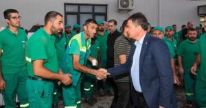 Osmangazi Belediye Başkanı Erkan Aydın, kentin temizliği için günün ilk