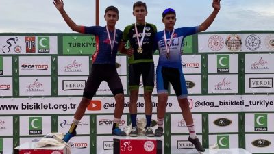 Sakarya Büyükşehir Belediyesi Spor Kulübü Bisiklet takımının genç sporcuları, Manisa’da