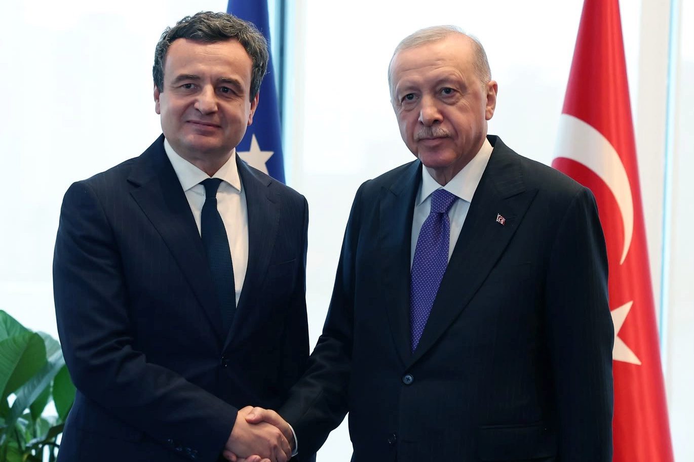 Cumhurbaşkanı Erdoğan, Kosova Başbakanı Kurti’yi Türkevi’nde kabul etti. Görüşmede ikili