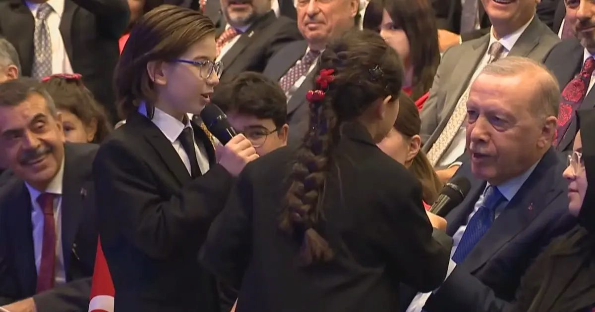 Cumhurbaşkanı Erdoğan’dan çocuklara türkü sürprizi… “Çayelinden Öteye”ye eşlik etti