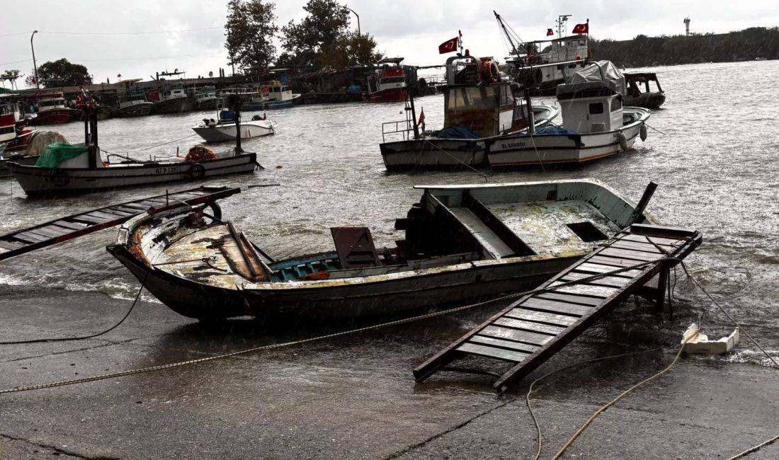 Düzce’nin Akçakoca ilçesinde etkili olan fırtına, Akçakoca Balıkçı Barınağı’ndaki 14