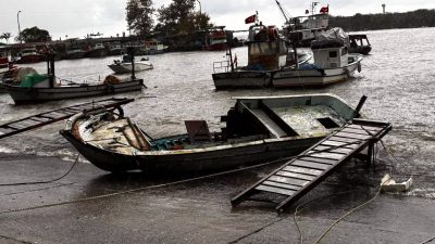 Düzce’nin Akçakoca ilçesinde etkili olan fırtına, Akçakoca Balıkçı Barınağı’ndaki 14