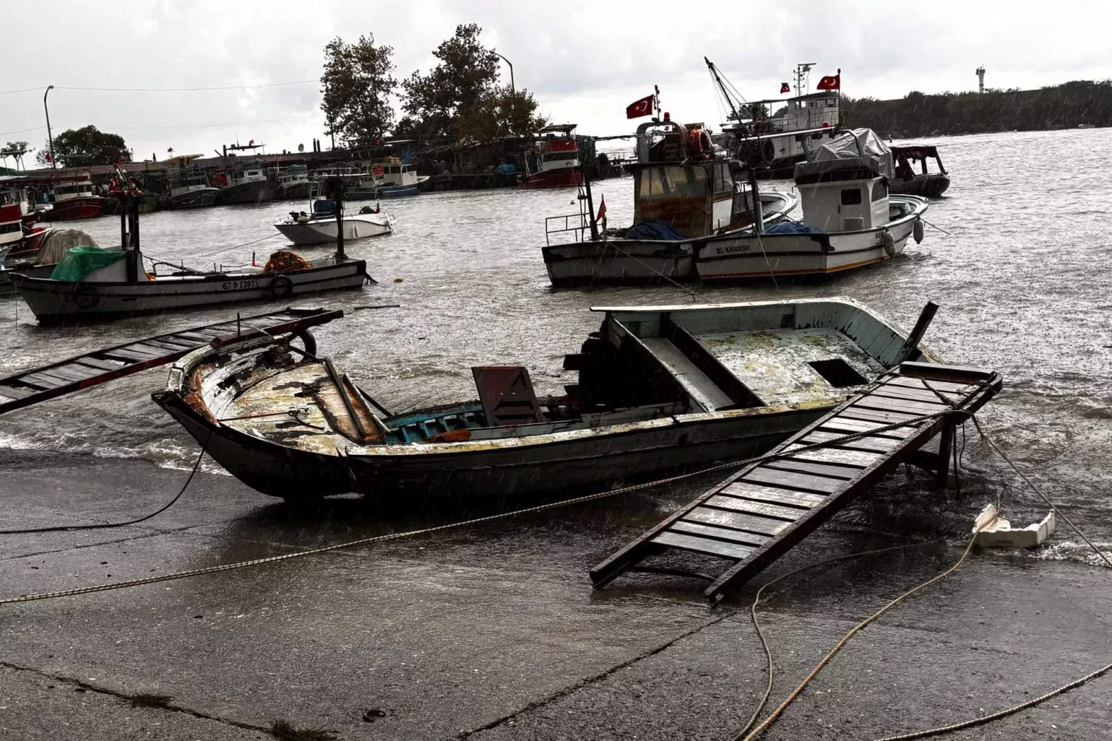 Düzce’nin Akçakoca ilçesinde etkili olan fırtına, Akçakoca Balıkçı Barınağı’ndaki 14