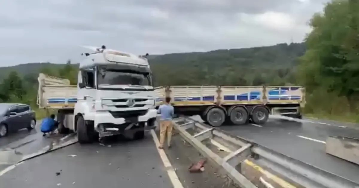 Düzce Akçakoca’da TIR makas attı, trafiği kilitledi!