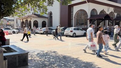 Düzce Merkez Camisi avlusundaki kapasite aşımı ve kaldırıma park eden