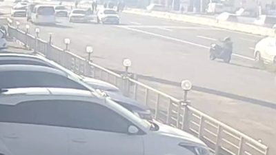 Düzce’nin Kaynaşlı ilçesinde motosiklet, yaya geçidinden yolun karşısına geçmeye çalışan
