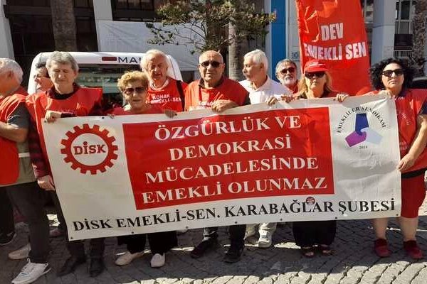 İzmir’de SGK İl Müdürlüğü önünde toplanan emekliler, yıllarca süren çalışma