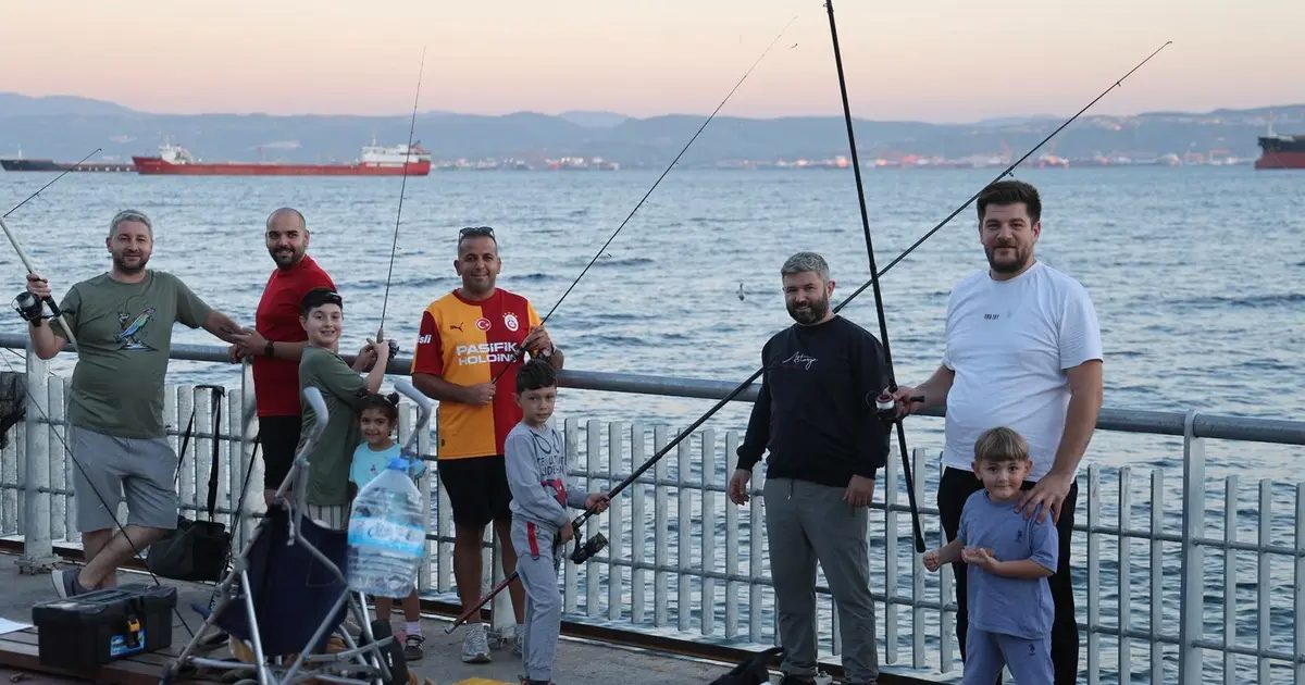 Gebze’de baba-çocuk balık tutma keyfi yaşadı