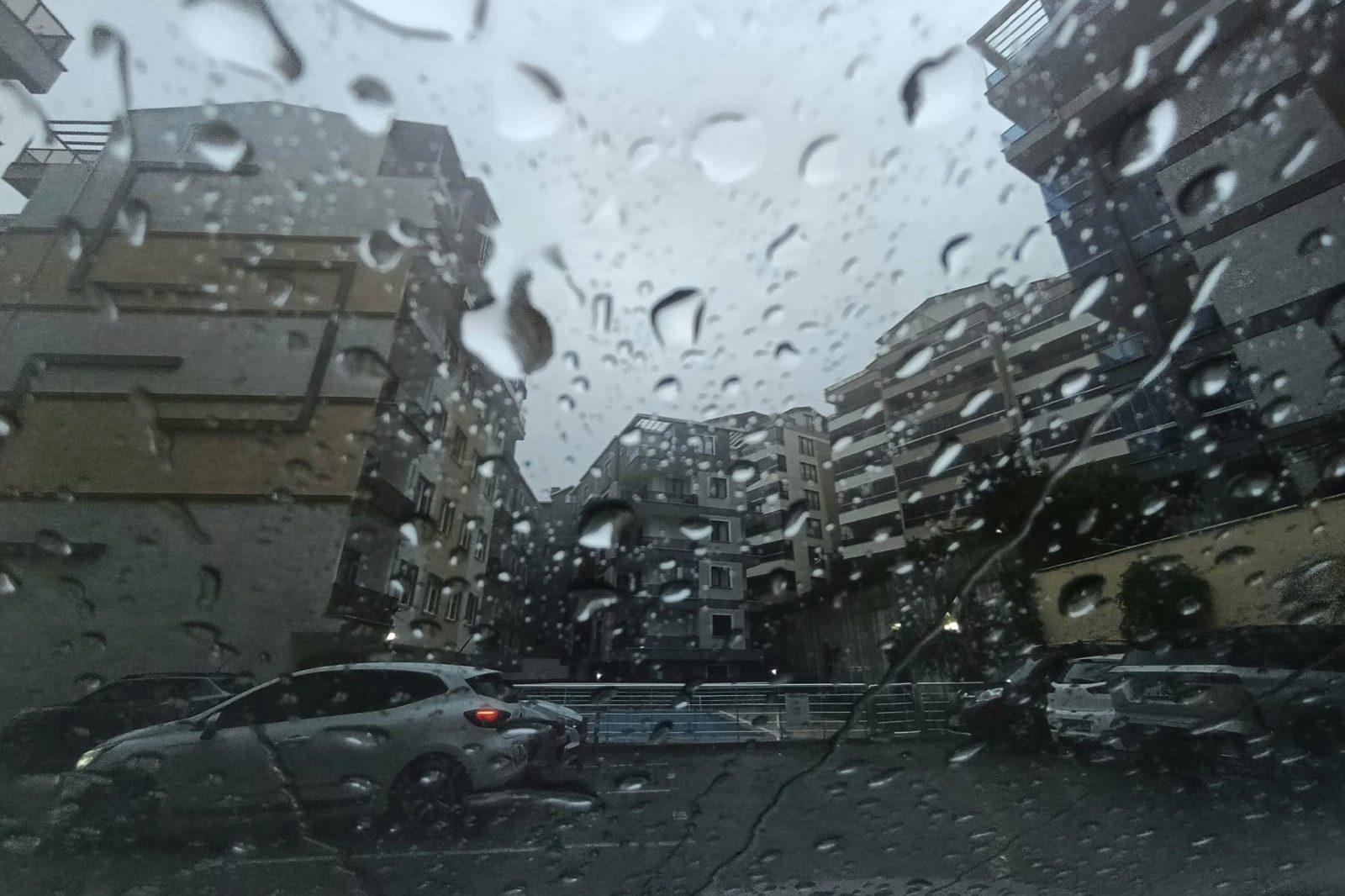 Meteoroloji Genel Müdürlüğü, ülke genelinde hava sıcaklıklarının hissedilir derecede azalacağını