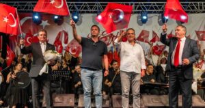 İzmir'de Bornova Belediyesi, İzmir’in kurtuluşunun 104. yıl dönümünü Büyükpark’ta düzenlenen