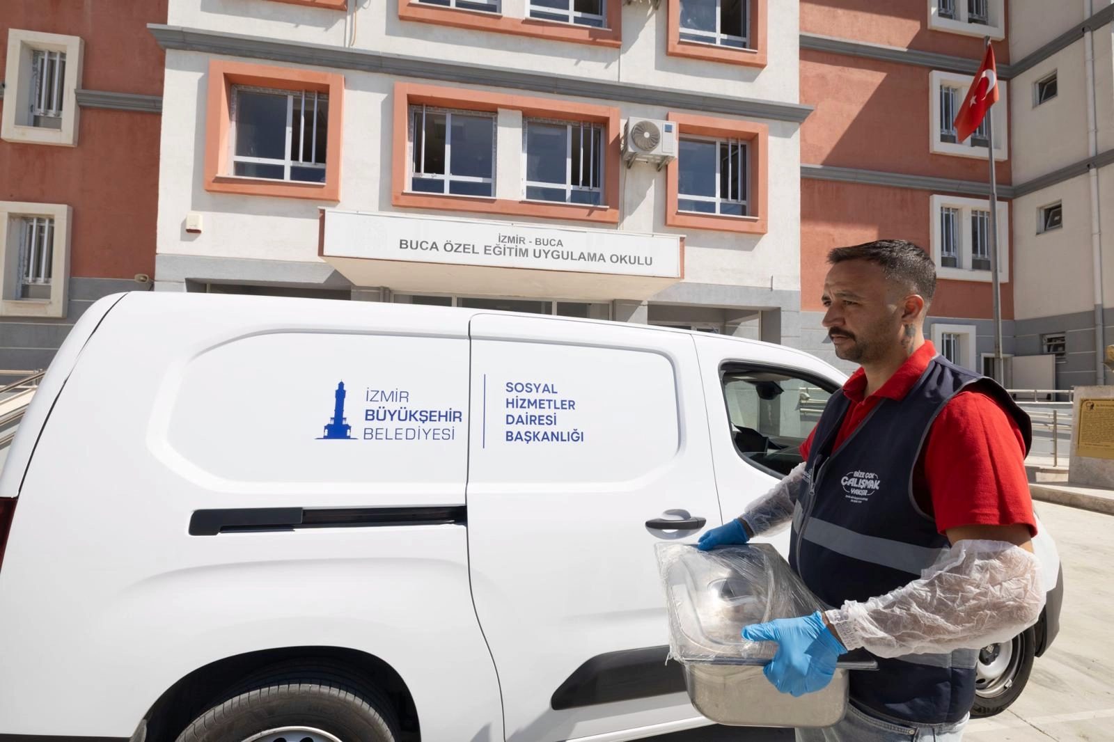 İzmir Büyükşehir Belediyesi, eğitimde fırsat eşitliğine katkı sağlamak amacıyla özel