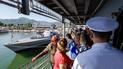İzmir Büyükşehir Belediyesi tarafından düzenlenen “Emeklilerimiz İzmir’i Keşfediyor” gezi programının
