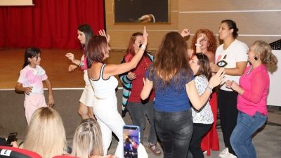 İzmir Çiğli Belediyesi’nin düzenlediği Çiğli Komedi Akşamları, yeni sezonuna Emrah