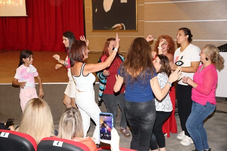 İzmir Çiğli Belediyesi’nin düzenlediği Çiğli Komedi Akşamları, yeni sezonuna Emrah
