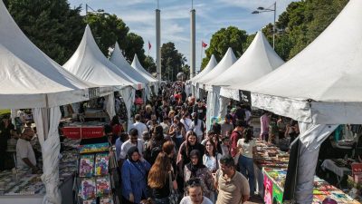 İzmir Büyükşehir Belediyesi ev sahipliğinde düzenlenen 8. İzmir Kitap Fuarı