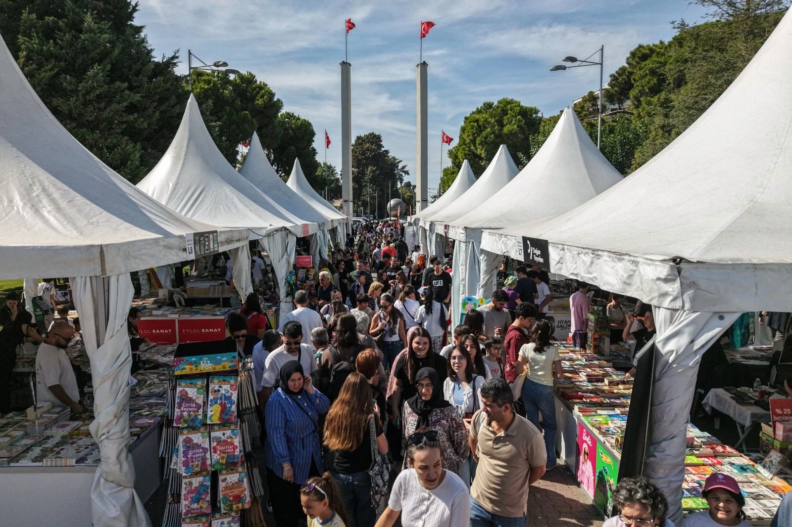 İzmir Büyükşehir Belediyesi ev sahipliğinde düzenlenen 8. İzmir Kitap Fuarı
