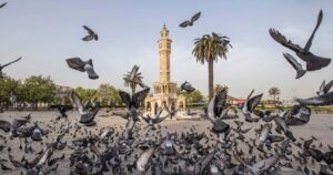 İzmir’in simgesi Saat Kulesi, 125 yıldır Konak Meydanı’nda kentin değişimine