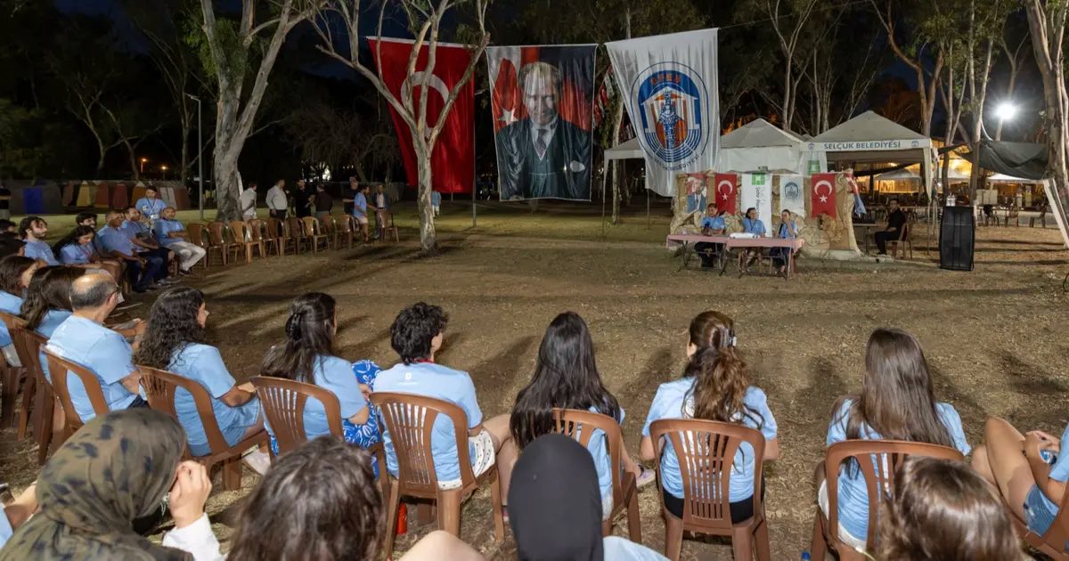 İzmir’de Başkan Tugay geleceğin şehir plancılarıyla buluştu